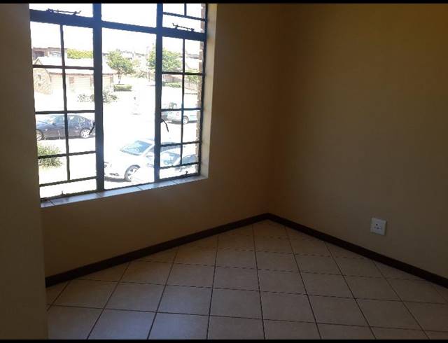 2 BEDROOM APARTMENT FOR SALE IN MOOIKLOOF RIDGE ESTATE